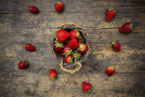 Weidenkorb mit Erdbeeren auf dunklem Holz - LVF003358