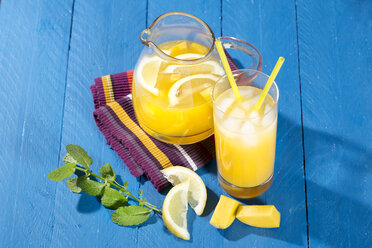 Gekühltes Erfrischungsgetränk aus Mango, Zitrone und Minze - MAEF010463
