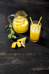 Cooled soft drink made of mango, lemon and mint - MAEF010466