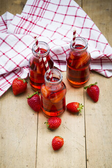 Drei Glasflaschen mit selbstgemachter Erdbeerlimonade - LVF003364