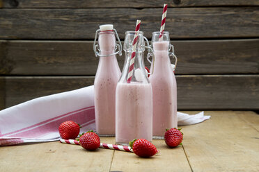 Three swing top bottles of strawberry smoothie - LVF003367