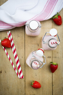 Drei Bügelverschlussflaschen mit Erdbeer-Smoothie - LVF003369