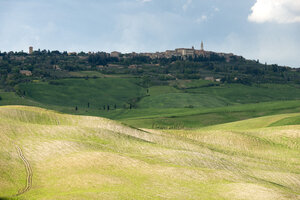 Italien, Toskana, Val d'Orcia, Pienza im Hintergrund der hügeligen Landschaft - MKFF000196