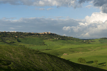 Italy, Tuscany, Val d'Orcia, Pienza in the background of rolling landscape - MKFF000198