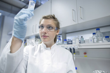 Junge Wissenschaftlerin arbeitet in einem biologischen Labor und untersucht Proben - SGF001578