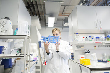 Junge Wissenschaftlerin arbeitet in einem biologischen Labor und untersucht Proben - SGF001584