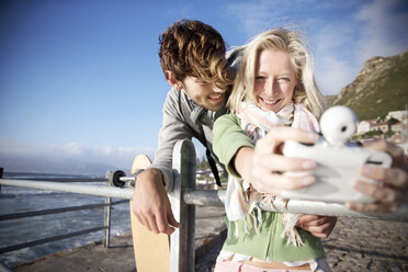 Glückliches junges Paar macht ein Selfie an der Küste - TOYF000439