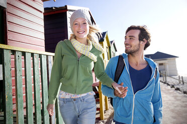 Junges Paar Hand in Hand in einer Strandhütte - TOYF000456