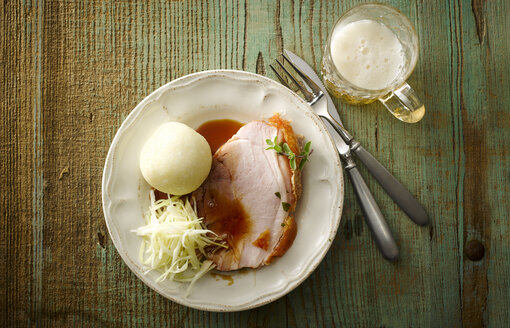 Teller mit Schweinebraten mit Grieben, Bratensoße, Weißkohl und Knödel - KSWF001500