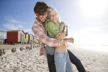 Verspieltes junges Paar am Strand - TOYF000473