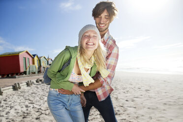 Verspieltes junges Paar am Strand - TOYF000475