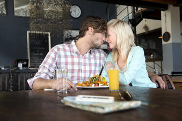 Junges Paar in einem Restaurant beim Mittagessen - TOYF000513