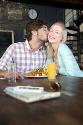 Junges Paar in einem Restaurant beim Mittagessen - TOYF000515