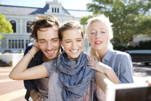 Glückliche Freunde machen ein Selfie im Freien - TOYF000537