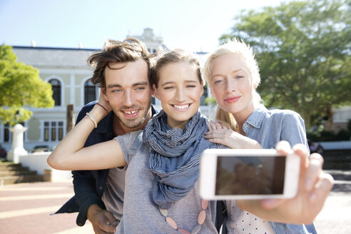 Glückliche Freunde machen ein Selfie im Freien - TOYF000538