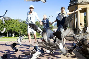 Enthusiastic friends chasing pigeons - TOYF000575