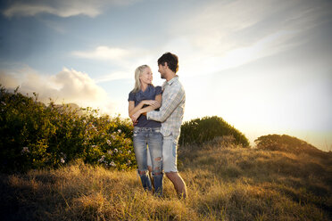 Junges Paar umarmt sich in abgelegener Landschaft - TOYF000604