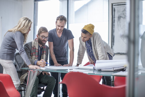 Kreative Geschäftskollegen bei einem Treffen im Büro - ZEF005731