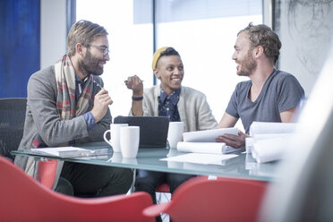 Creative business colleagues having a meeting in office - ZEF005732