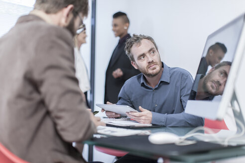 Kreative Geschäftskollegen bei einem Treffen im Büro - ZEF005750