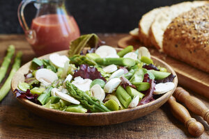 Frühlingssalat mit Spargel, Favabohnen und Pilzen, serviert mit einer Rhabarbervinaigrette - HAWF000781