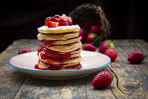 Pfannkuchenstapel mit Erdbeersauce und Erdbeeren, lizenzfreies Stockfoto