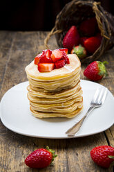 Pfannkuchenstapel mit Erdbeersauce und Erdbeeren - LVF003375