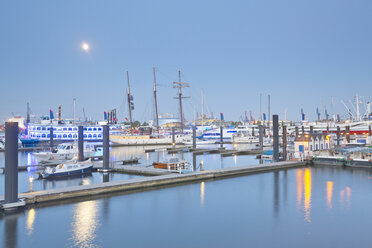 Germany, Hamburg, Elbpromanade at Niederhafen with full moon - MSF004562