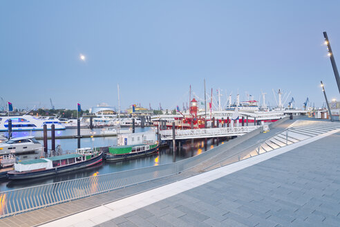 Deutschland, Hamburg, Elbpromanade am Niederhafen bei Vollmond - MSF004563