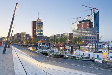 Deutschland, Hamburg, Hanseatic Trade Center und Elbphilharmonie vom Niederhafen aus gesehen - MSF004564