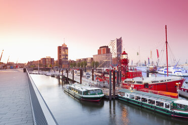 Deutschland, Hamburg, Hanseatic Trade Center und Elbphilharmonie vom Niederhafen aus gesehen - MSF004566