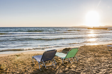 Griechenland, Korfu, Liegestühle am Strand von Arillas am Abend - EGBF000053