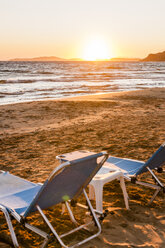 Griechenland, Korfu, Liegestühle am Strand von Arillas am Abend - EGBF000060