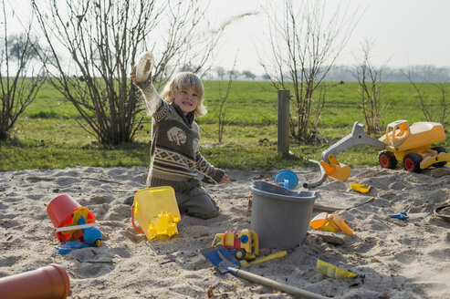 Junge spielt in einem Sandkasten - MJF001518