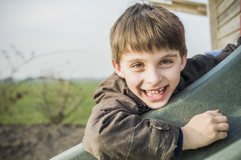 Porträt eines glücklichen kleinen Jungen auf einem Spielplatz, lizenzfreies Stockfoto