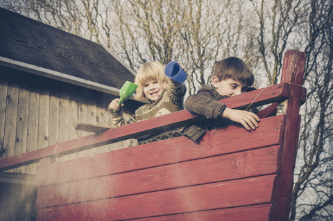 Zwei kleine Jungen haben Spaß auf einem Spielplatz, lizenzfreies Stockfoto