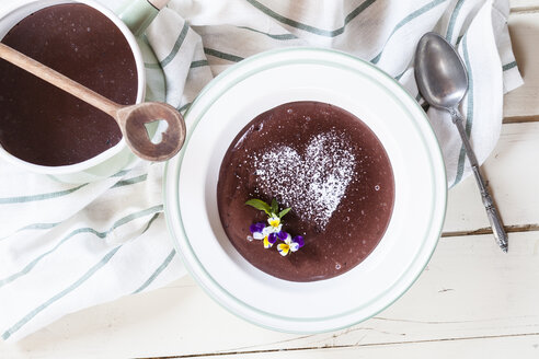 Schokoladenpudding mit essbaren Blumen verziert - SBDF001855