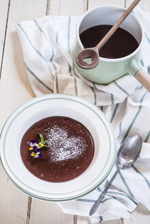 Teller mit Schokoladenpudding, dekoriert mit essbaren Blumen - SBDF001856