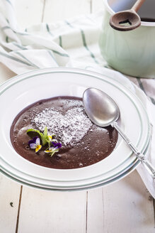 Teller mit Schokoladenpudding, dekoriert mit essbaren Blumen - SBDF001857