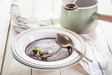 Teller mit Schokoladenpudding, dekoriert mit essbaren Blumen - SBDF001858