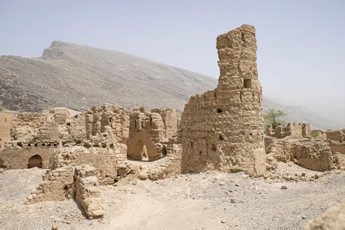 Oman, Tanuf, zerstörte Lehmhaussiedlung - HLF000881