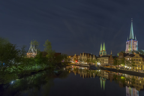 Deutschland, Lübeck, Stadtbild bei Nacht, lizenzfreies Stockfoto