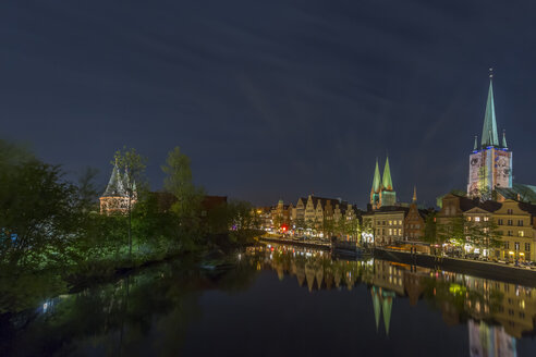 Deutschland, Lübeck, Stadtbild bei Nacht - NKF000243