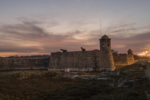 Kuba, Havanna, Festung San Salvador de la Punta in der Abenddämmerung - FBF000383
