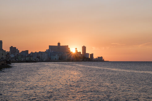 Kuba, Havanna, Sonnenuntergang hinter dem Hotel Nacional de Cuba - FBF000387