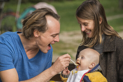 Man feeding his little son - FBF000393