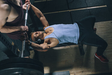 Zwei Freunde beim Bankdrücken im Fitnessstudio - MADF000312