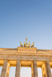 Deutschland, Berlin, Berlin-Mitte, Brandenburger Tor, Quadriga, gesehen vom Pariser Platz am Abend - EGBF000078