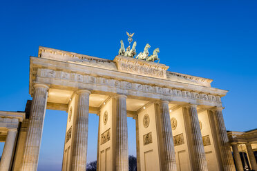 Deutschland, Berlin, Berlin-Mitte, Brandenburger Tor, Pariser Platz am Abend - EGBF000079