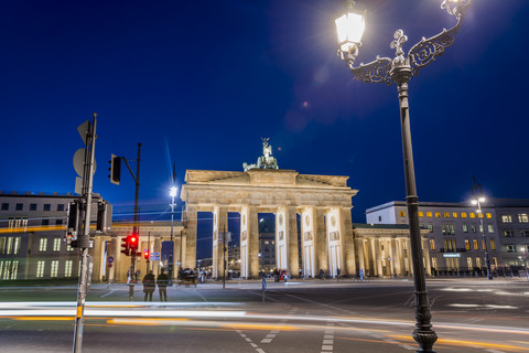 Deutschland, Berlin, Berlin-Mitte, Brandenburger Tor, Platz des 18. März bei Nacht, lizenzfreies Stockfoto